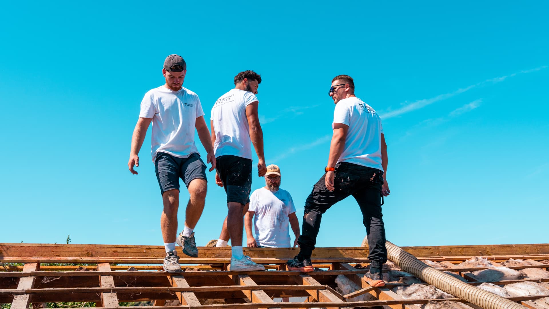 Équipe d'Artuiles & Toits sur un chantier de couverture