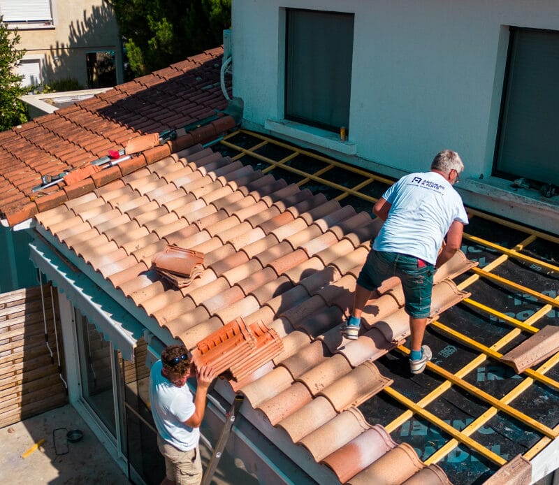 Artisan couvreur en Gironde réalisant la rénovation de toiture sur maison ancienne