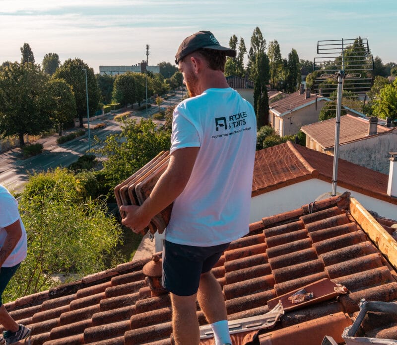 Intervention dun couvreur professionnel en Gironde pour entretien et zinguerie de toiture